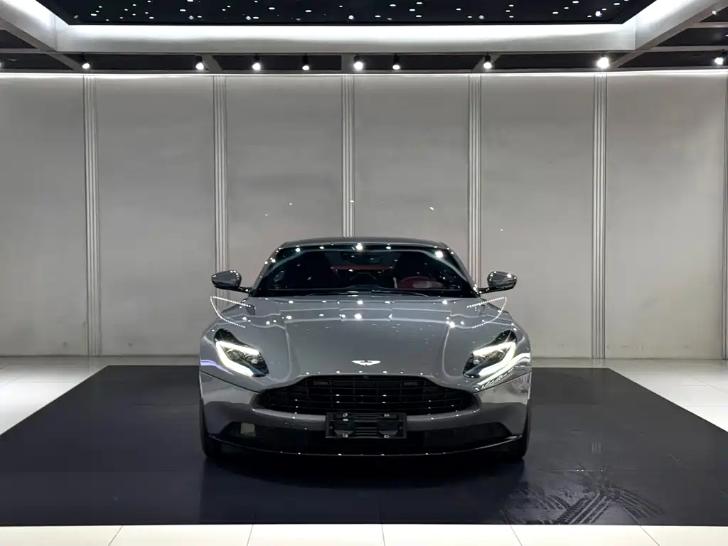 Aston Martin DB11 2023