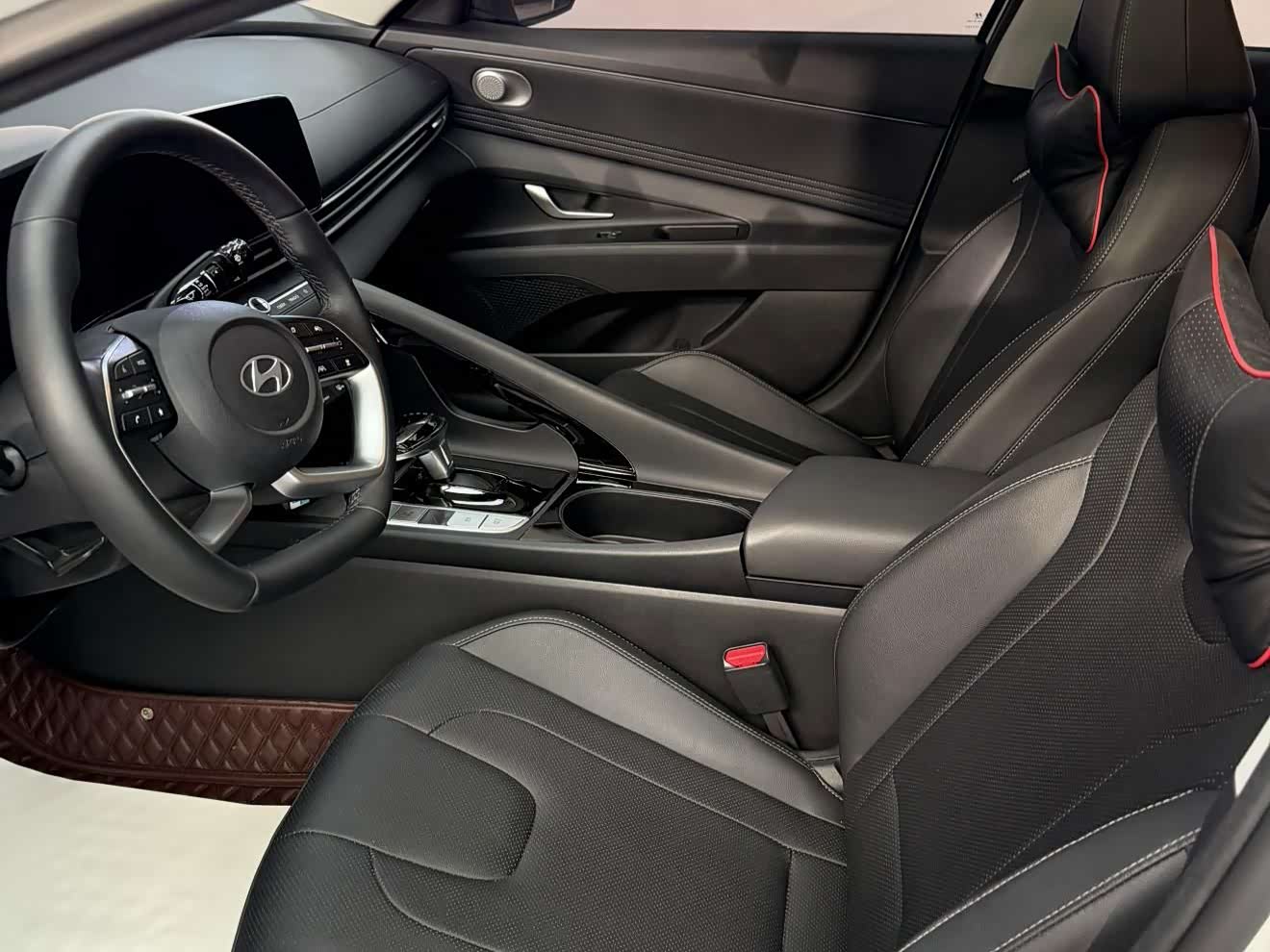 Hyundai Elantra 1.5 л 2023 г. Белый, пробег 10000 км