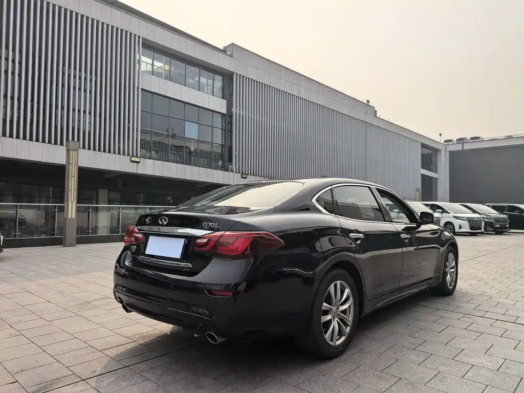 INFINITI Q70