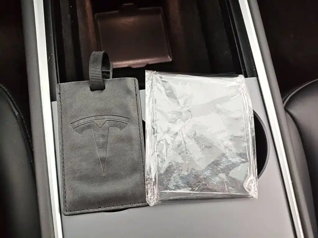 Tesla Model Y — миниатюра 9
