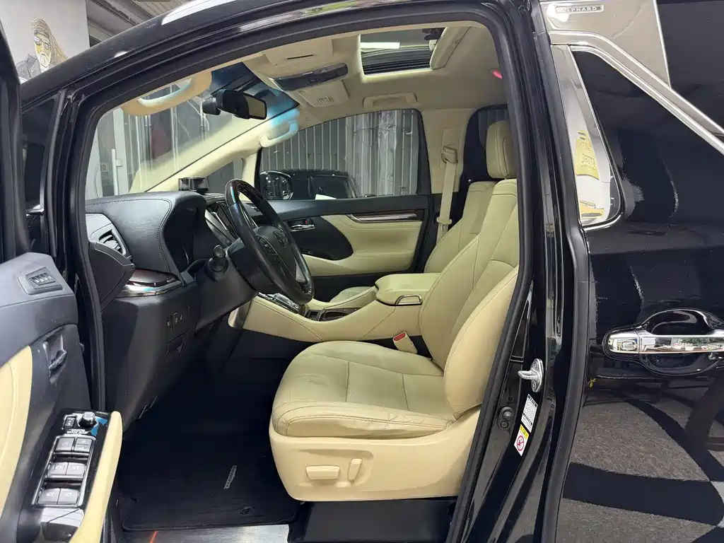 Toyota Alphard — миниатюра 8