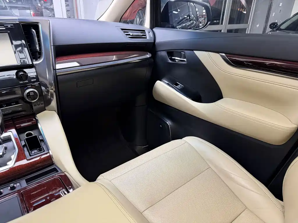 Toyota Alphard — миниатюра 14