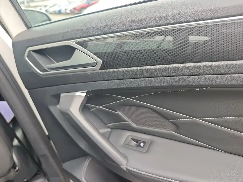 Volkswagen Tiguan L — миниатюра 8