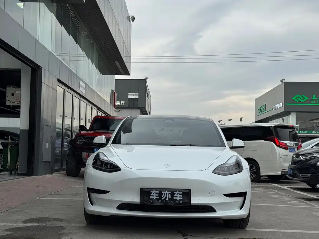 TESLA MODEL 3