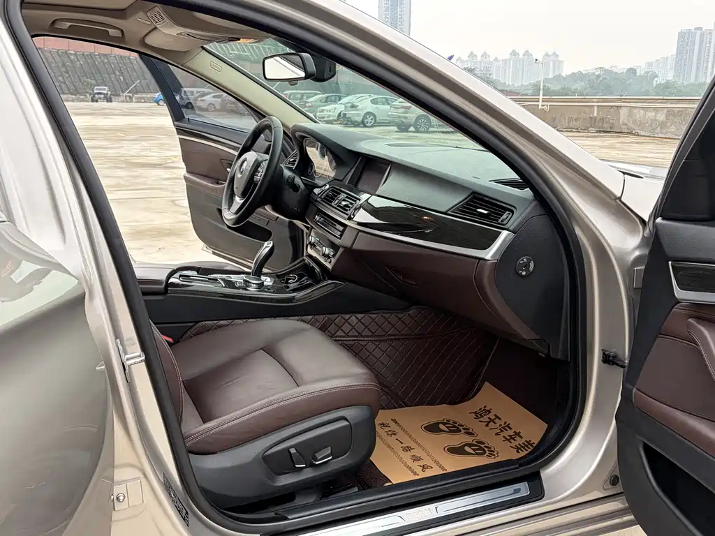 BMW 5 Series — миниатюра 11