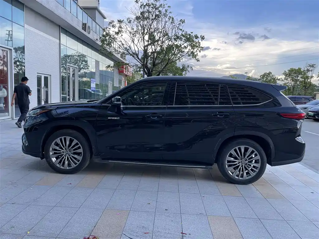 Toyota Highlander 2023 2.5L Luxury 7 мест