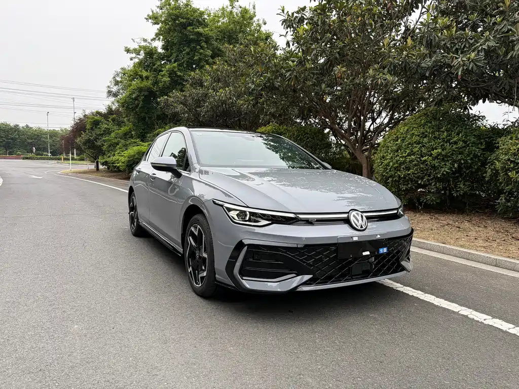 Volkswagen Golf 2025 300TSI R-Line