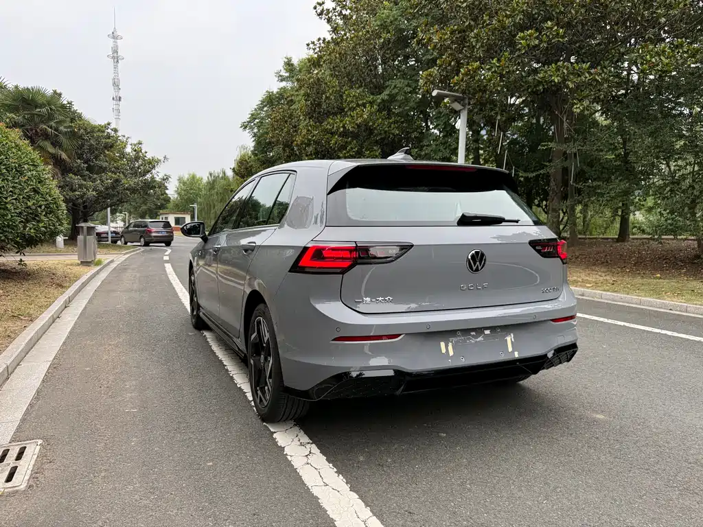 Volkswagen Golf 2025 300TSI R-Line