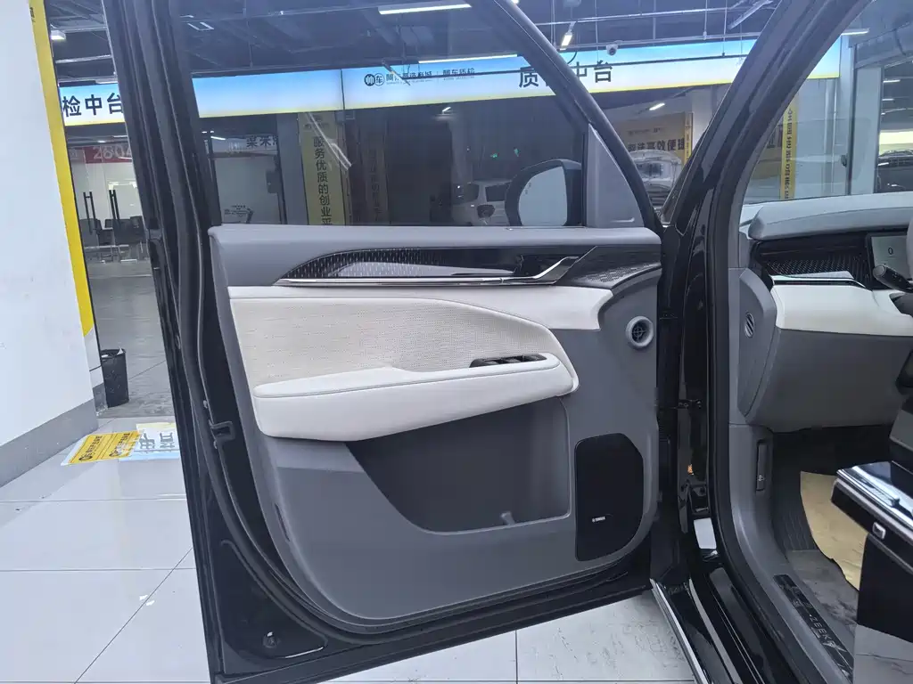 Zeekr 009 2024 мест Executive 108kWh