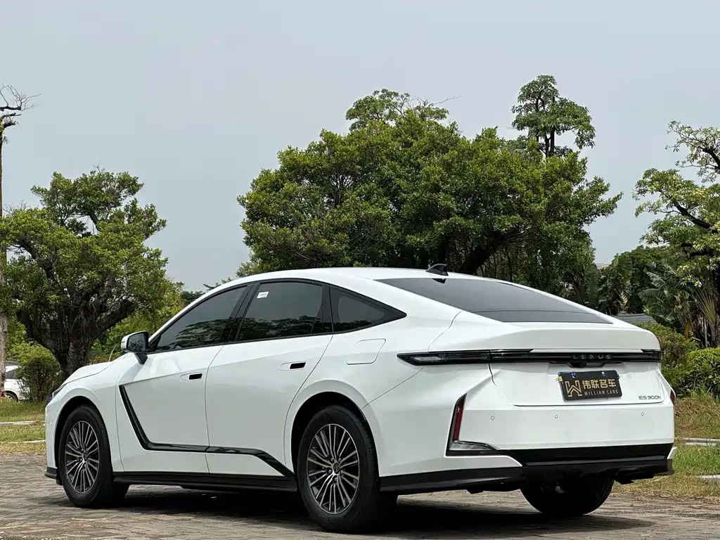 Lexus ES — миниатюра 4