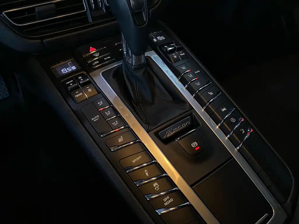 Porsche Macan — миниатюра 10