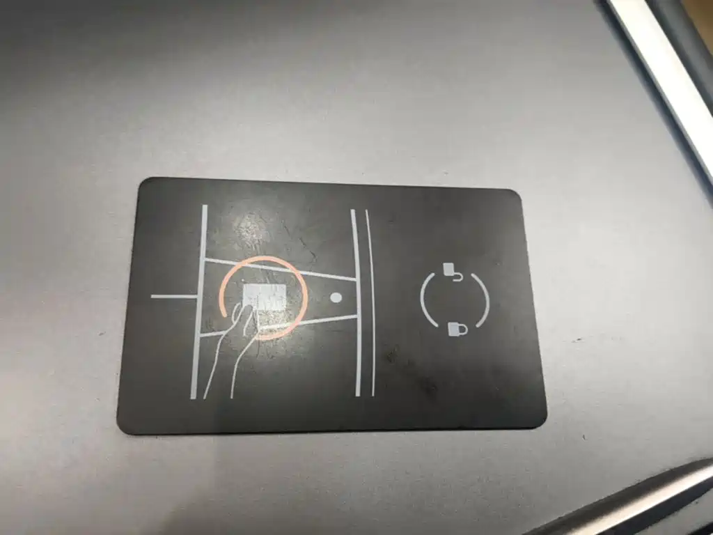 Tesla Model Y — миниатюра 9
