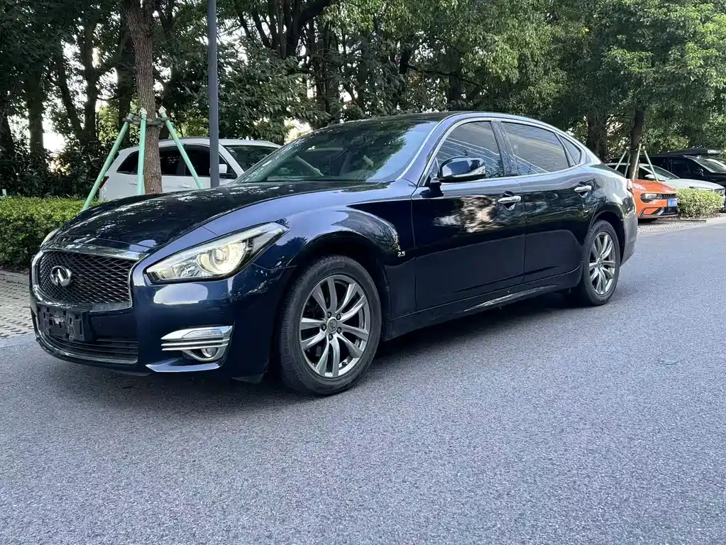 Infiniti Q70
