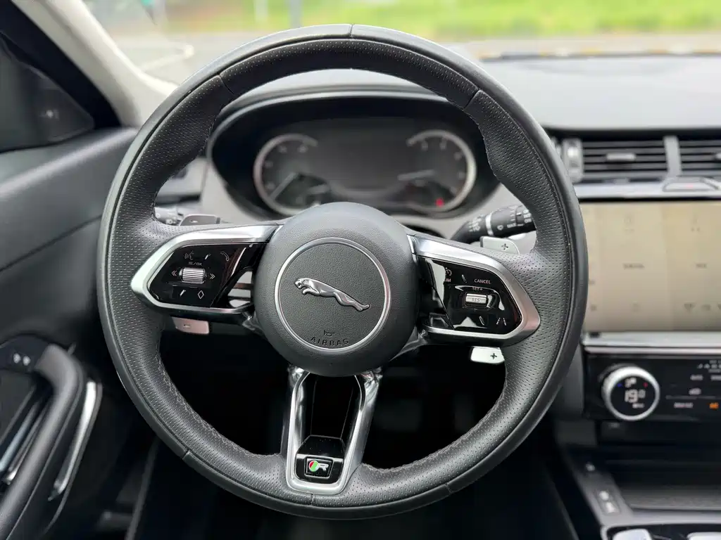 Jaguar E-PACE — миниатюра 18