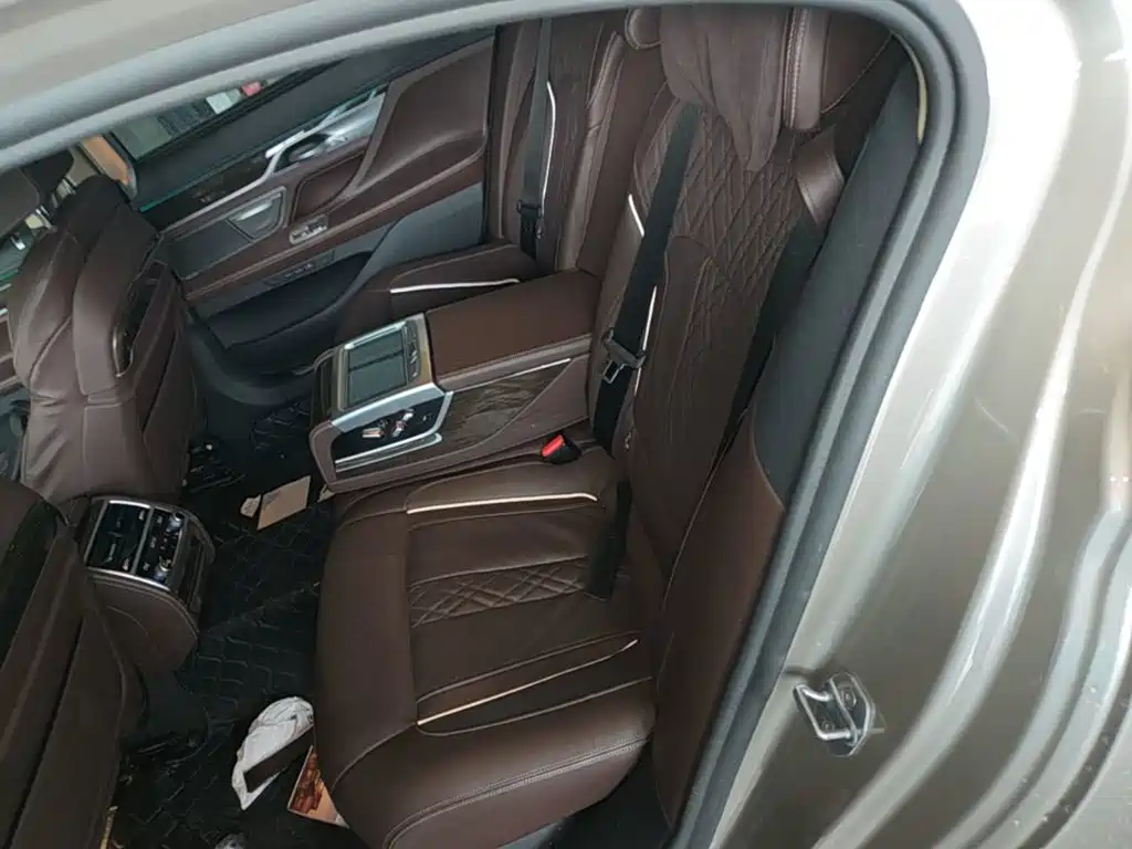 BMW 7 Series — миниатюра 17