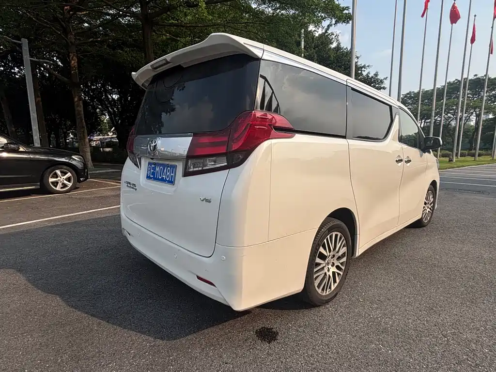 Toyota Alphard — миниатюра 6
