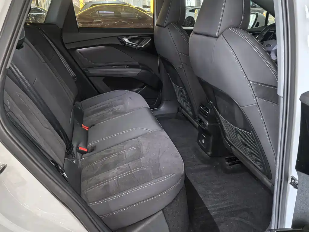 Audi Q4 e-tron — миниатюра 12