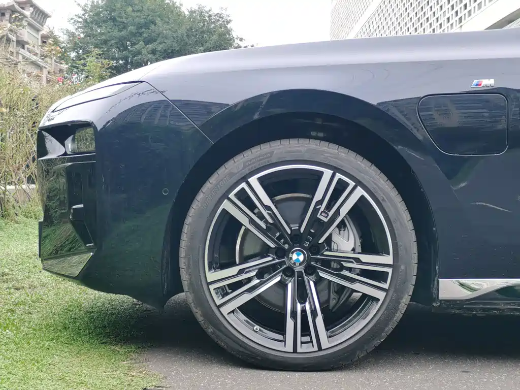 BMW i7 — миниатюра 10