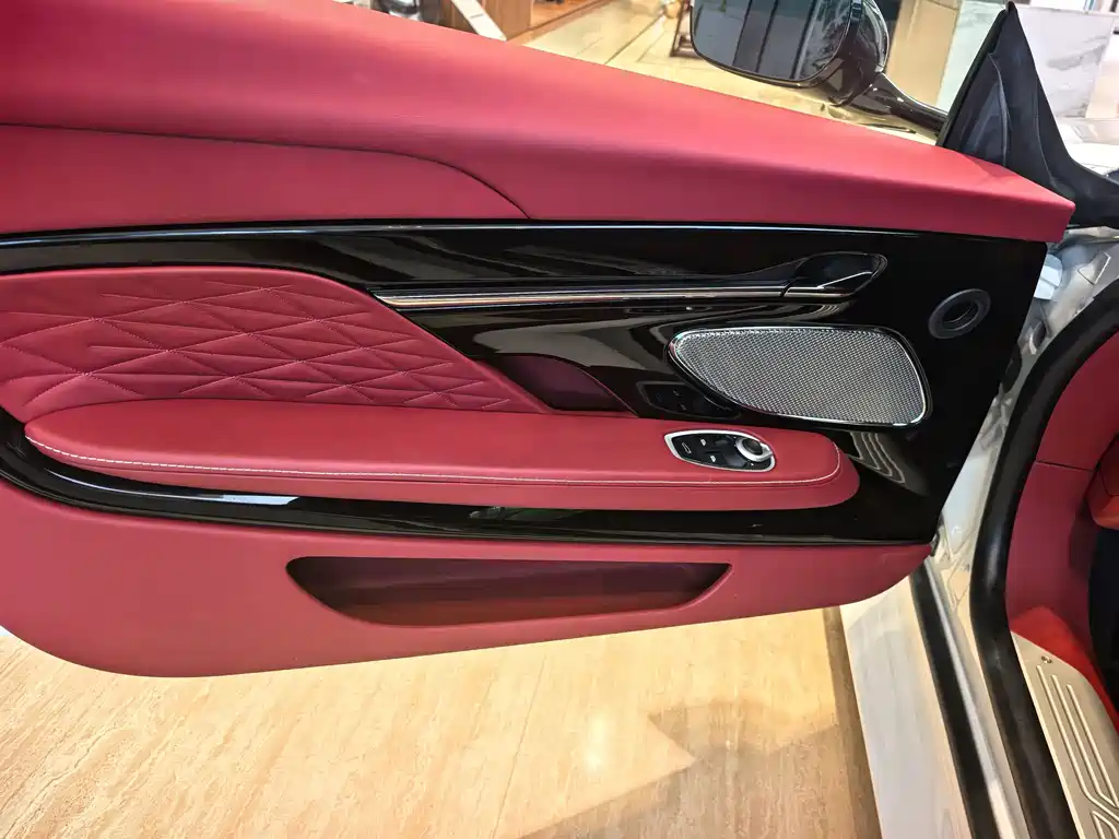Aston Martin DB12 — миниатюра 5