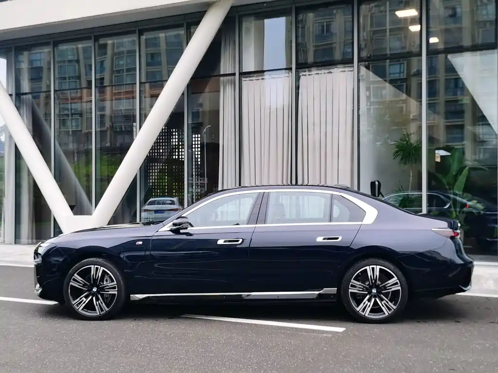 BMW i7 — миниатюра 6