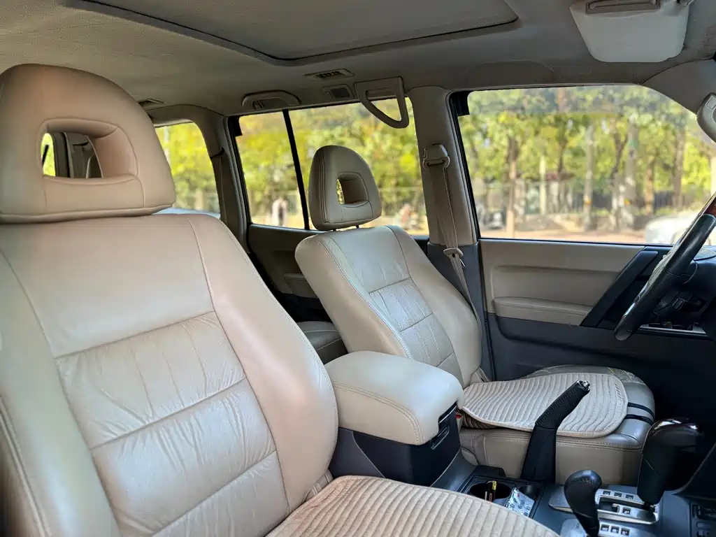Mitsubishi Pajero — миниатюра 5