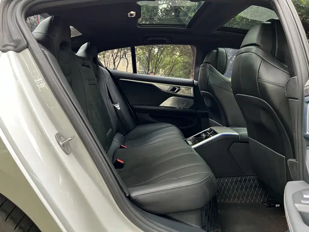 BMW 8 Series — миниатюра 11