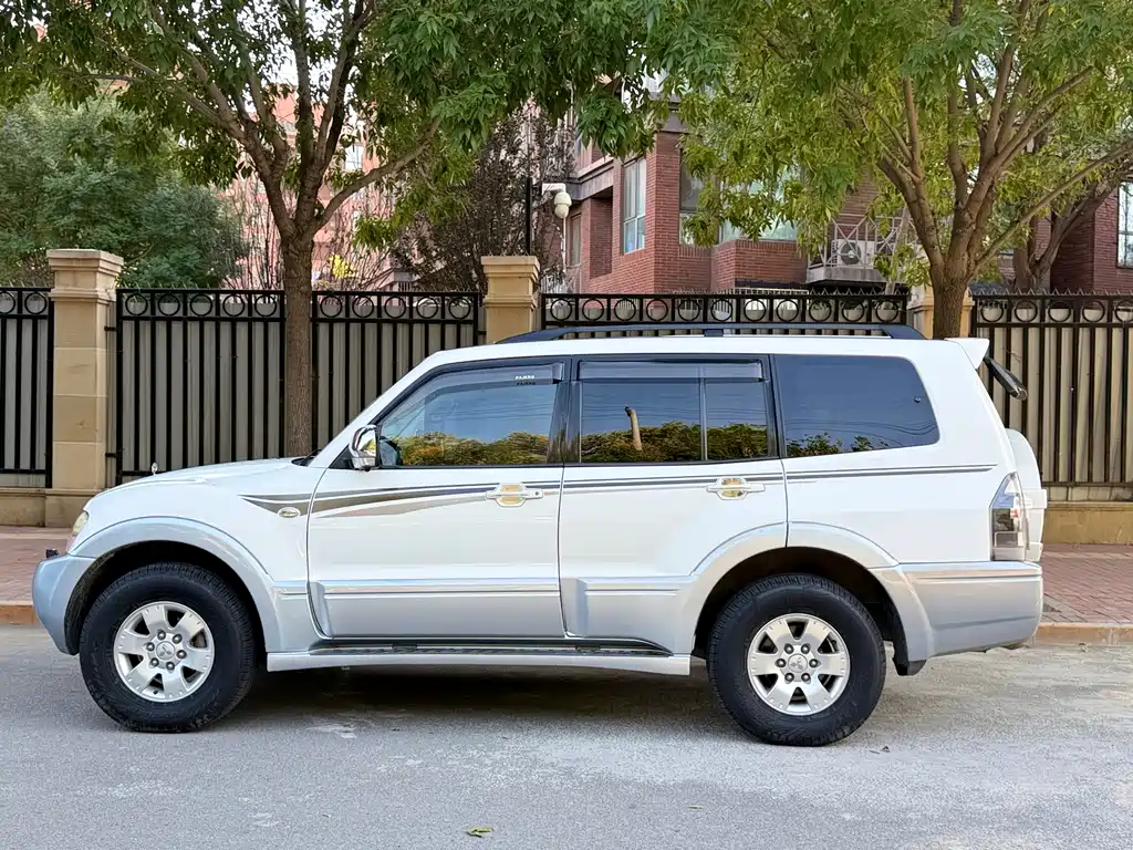 Mitsubishi Pajero — миниатюра 8