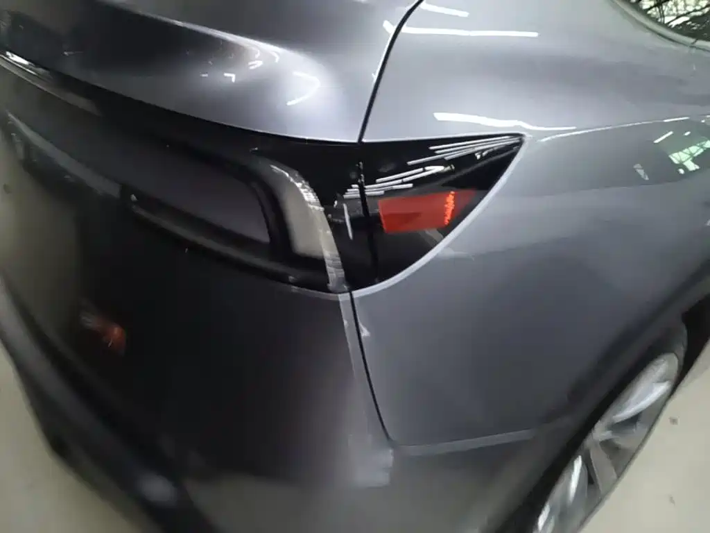Tesla Model Y — миниатюра 8