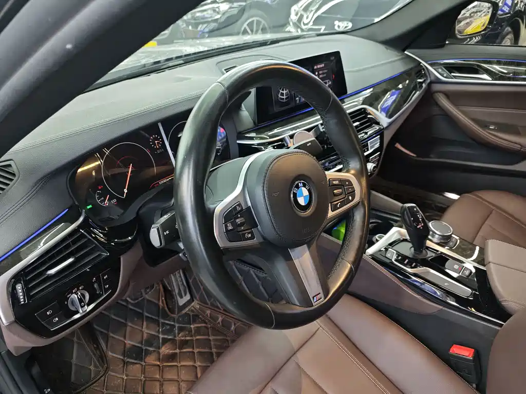 BMW 5 Series — миниатюра 13