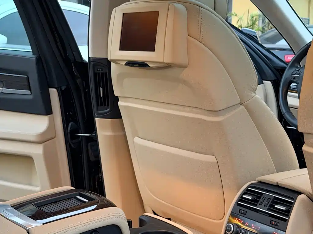 BMW 7 Series — миниатюра 18