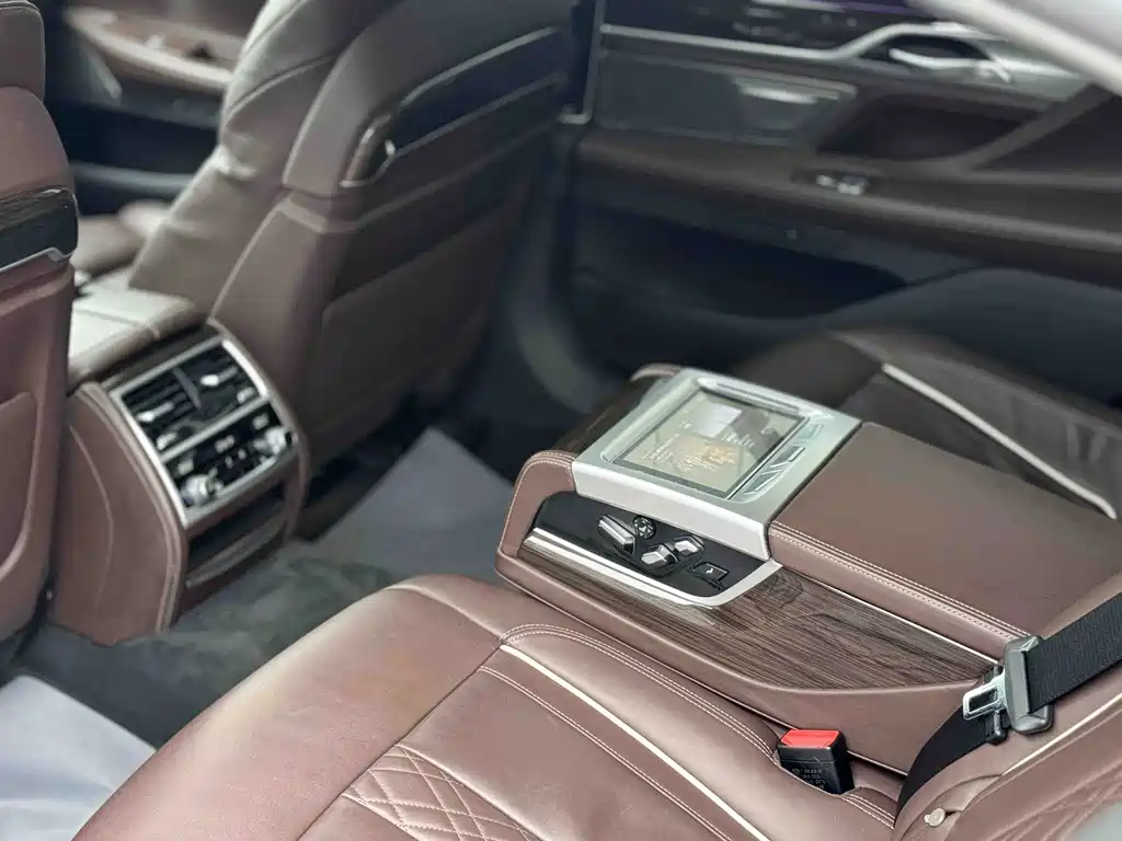 BMW 7 Series — миниатюра 12