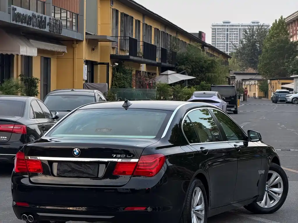 BMW 7 Series — миниатюра 10
