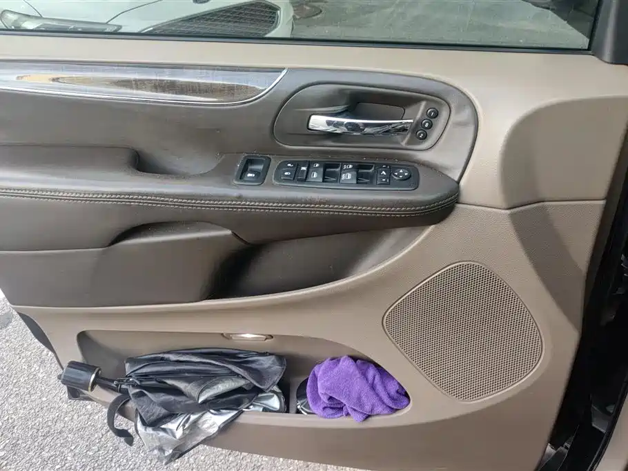 Chrysler Grand Voyager (Import) — миниатюра 7