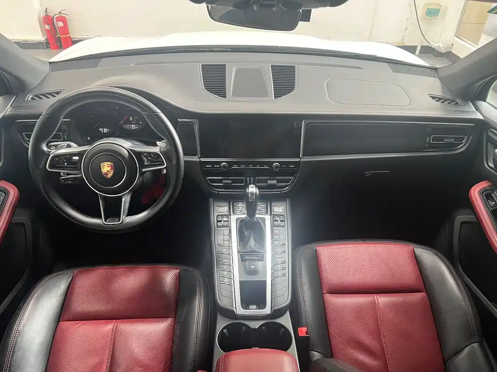 PORSCHE MACAN