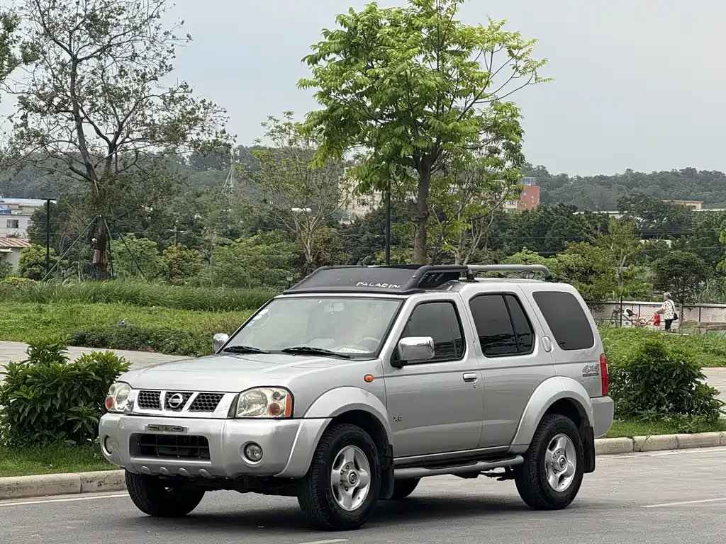 Nissan Paladin 2005