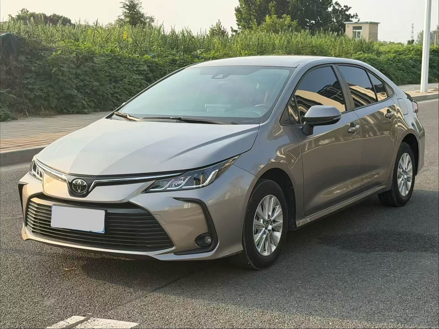 Toyota Corolla 1.2 л 2021 г. Серебристо-серый, пробег 30000 км