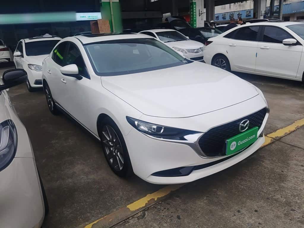Mazda Mazda3 Axela 2.0 л 2023 г. Белый, пробег 28600 км