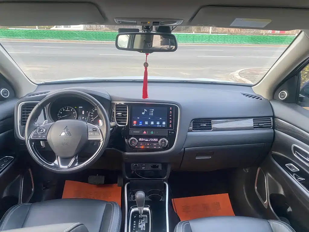 MITSUBISHI OUTLANDER