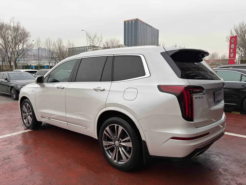 CADILLAC XT6