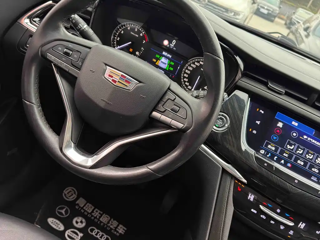 CADILLAC XT6