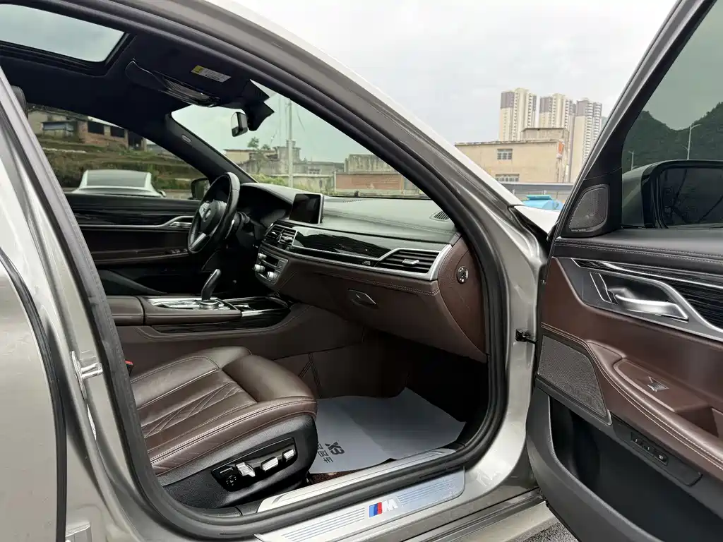 BMW 7 Series — миниатюра 8