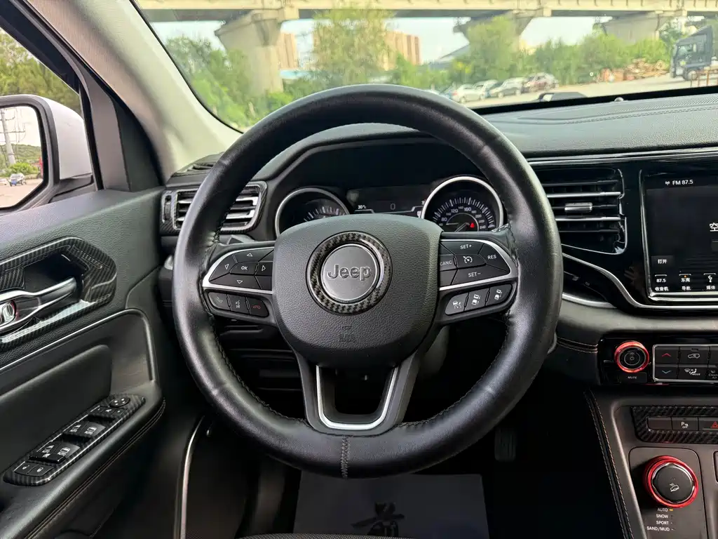 Jeep Grand Commander — миниатюра 10