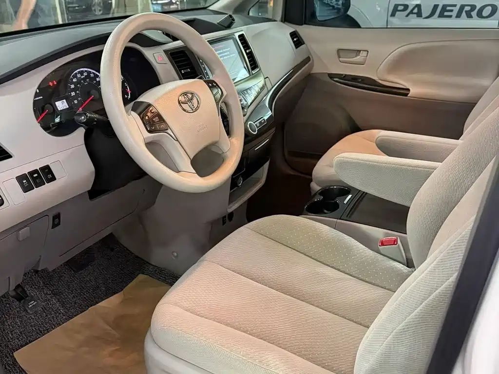 Toyota Sienna 2013 3.5L AT