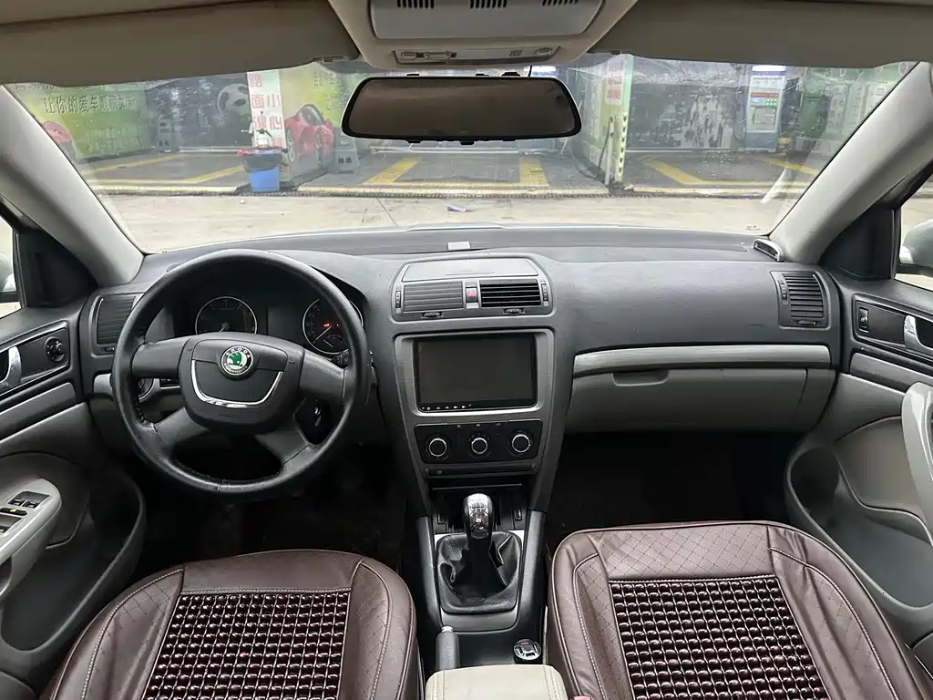 Skoda Octavia 2012 1.6L MT