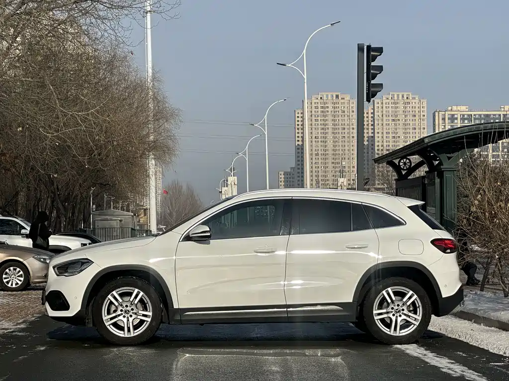 MERCEDES-BENZ GLA