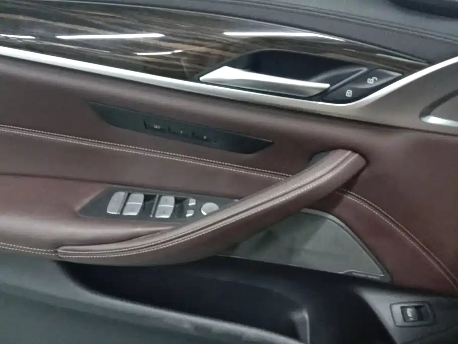 BMW 5 Series — миниатюра 7
