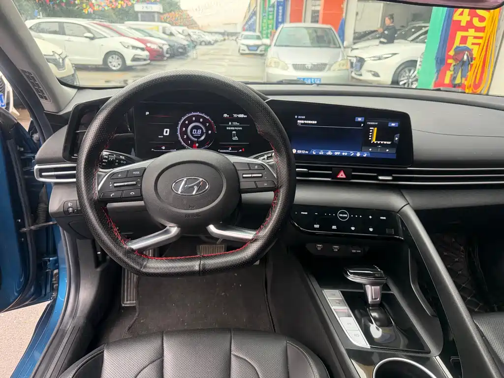 HYUNDAI ELANTRA