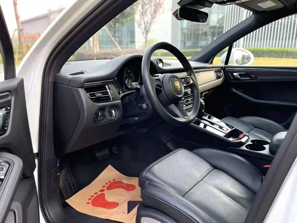 PORSCHE MACAN