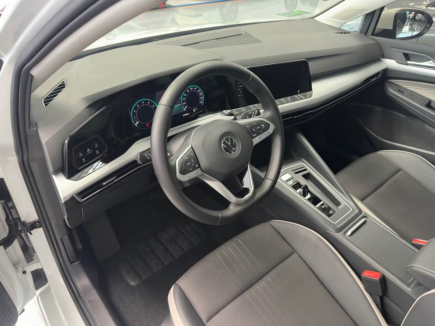 Volkswagen Golf 1.4 л 2022 г. Белый, пробег 27000 км