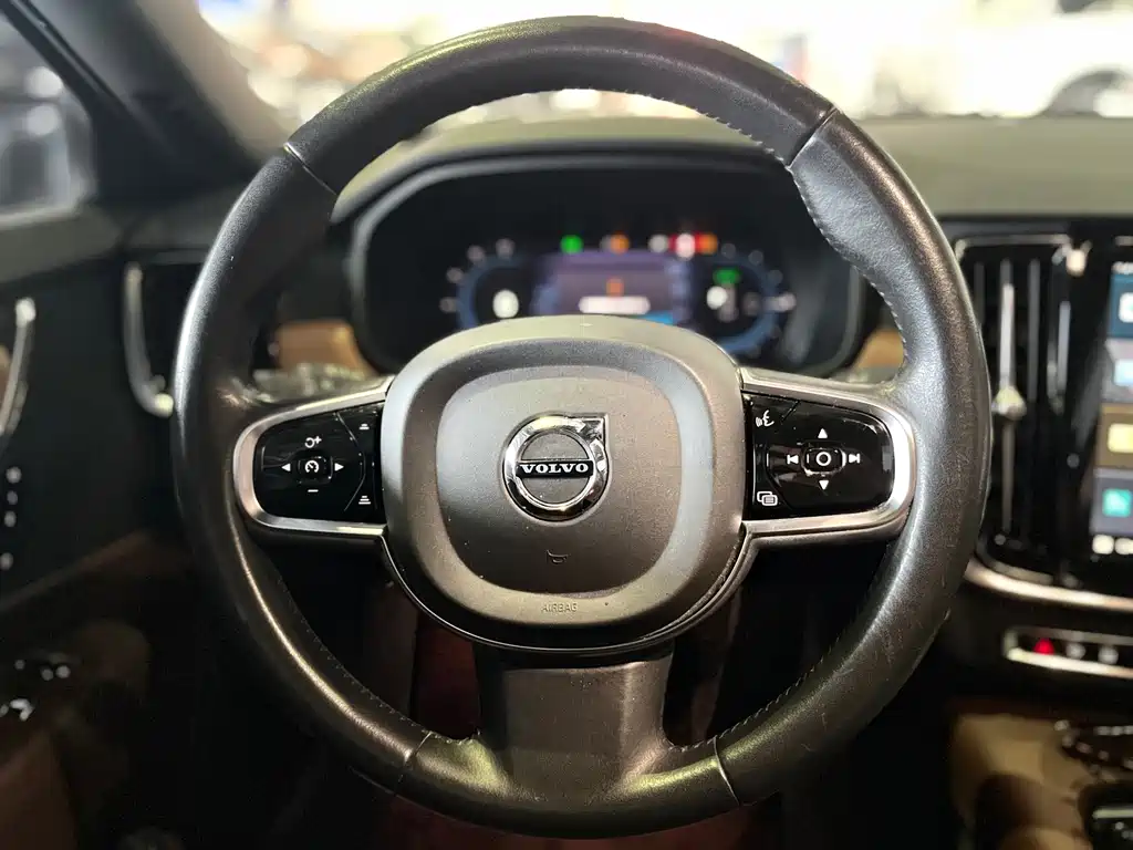 Volvo S90 PHEV — миниатюра 11
